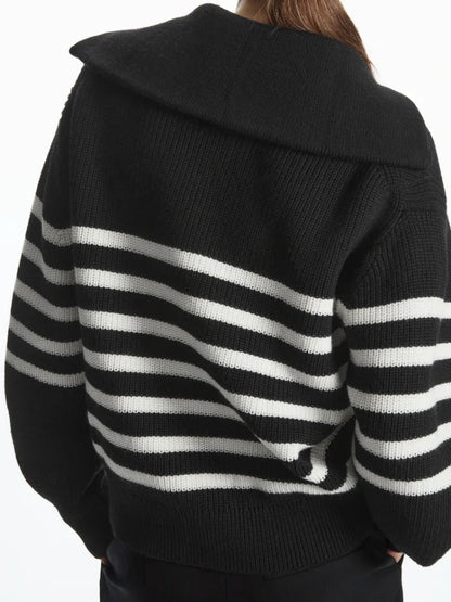 Dames Trui Wijd Met Turtleneck En Gestreepte Details