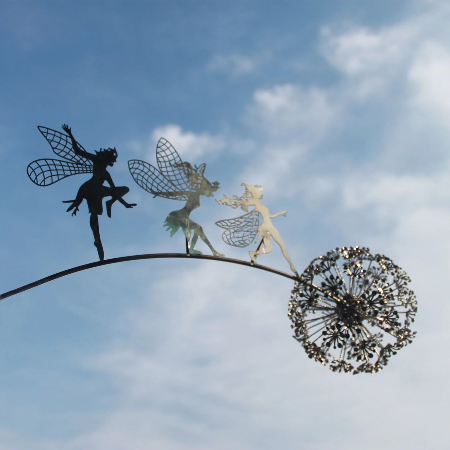Metalen Tuinsteker Fee met Paardenbloem 75cm Decoratie voor Tuin Gazon Bloembak Magisch Sprookjesbeeld Windbestendig Fantasiebeeld Fantasieliefhebbers Romantische Tuininrichting Dromerig Accent
