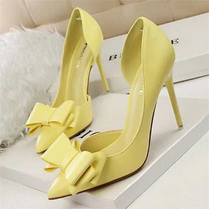 Pumps met Strik Detail en Puntige Neus Elegante Stijl