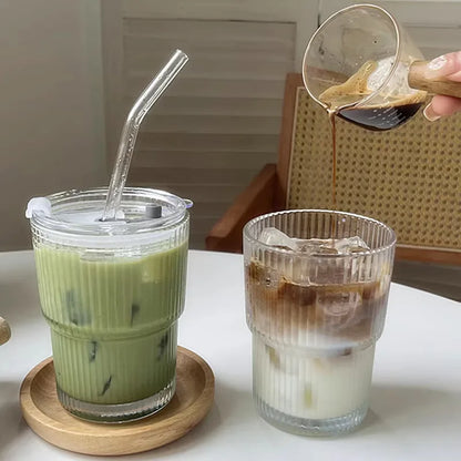 Geribbelde To-Go Beker met Rietje - Borosilicaatglas - Herbruikbare Drinkbeker voor Koffie & Thee - Warmteisolerend met Deksel - Draagbare Reisbeker voor Onderweg