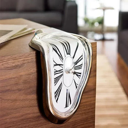 Smeltende Klok Salvador Dali Stijl 18x12x15cm Kunststof Aluminium Surrealistisch Decoratief Uurwerk Plank Tafel Woonkamer Cadeau
