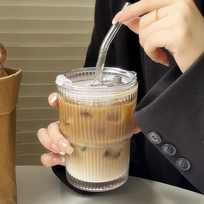 Geribbelde To-Go Beker met Rietje - Borosilicaatglas - Herbruikbare Drinkbeker voor Koffie & Thee - Warmteisolerend met Deksel - Draagbare Reisbeker voor Onderweg