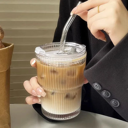 Geribbelde To-Go Beker met Rietje - Borosilicaatglas - Herbruikbare Drinkbeker voor Koffie & Thee - Warmteisolerend met Deksel - Draagbare Reisbeker voor Onderweg