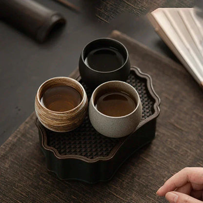 Handgemaakte espressokopjes van ambachtelijk keramiek voor espresso en koffieritueel
