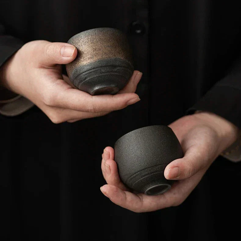 Handgemaakte espressokopjes van ambachtelijk keramiek voor espresso en koffieritueel