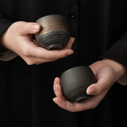 Handgemaakte espressokopjes van ambachtelijk keramiek voor espresso en koffieritueel