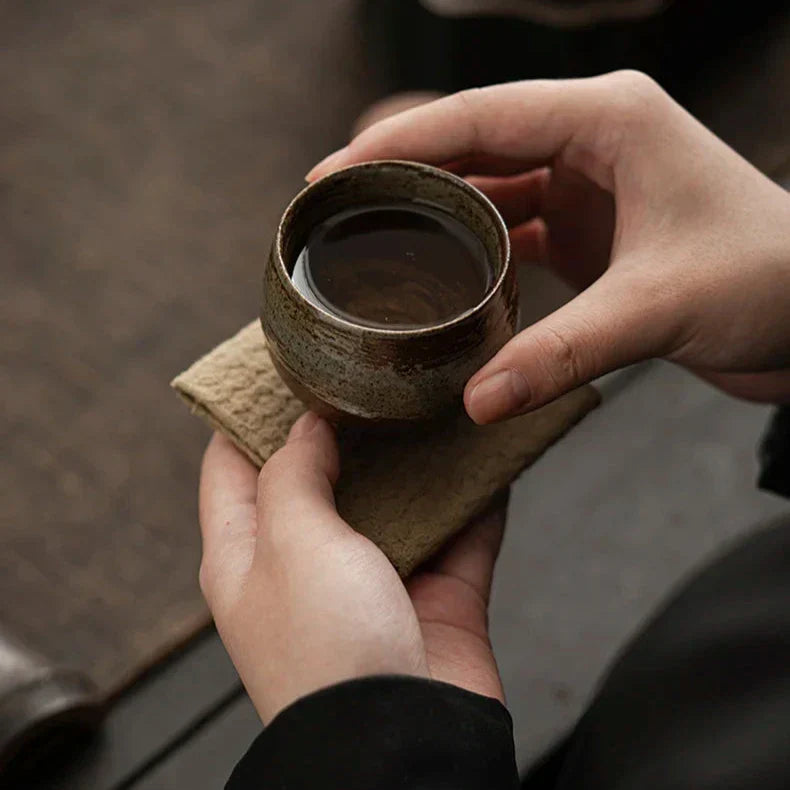 Handgemaakte espressokopjes van ambachtelijk keramiek voor espresso en koffieritueel