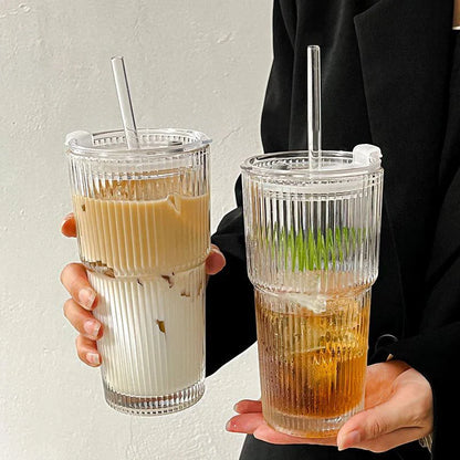Geribbelde To-Go Beker met Rietje - Borosilicaatglas - Herbruikbare Drinkbeker voor Koffie & Thee - Warmteisolerend met Deksel - Draagbare Reisbeker voor Onderweg