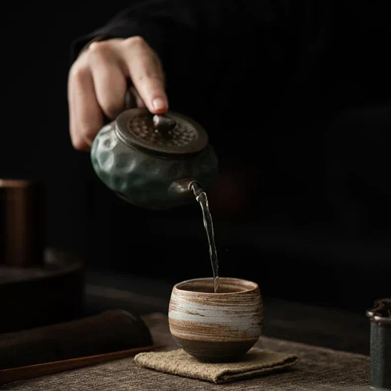 Handgemaakte espressokopjes van ambachtelijk keramiek voor espresso en koffieritueel