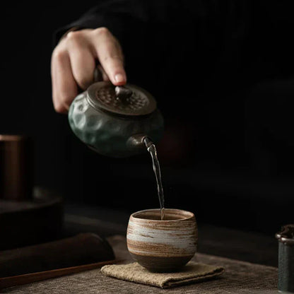 Handgemaakte espressokopjes van ambachtelijk keramiek voor espresso en koffieritueel