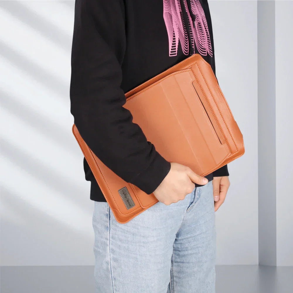 Luxe Laptop Sleeve met Verstelbare Standaard | Ergonomisch PU-Leer Werkstation voor 11-15.6 Inch | Mobiele Kantooroplossing
