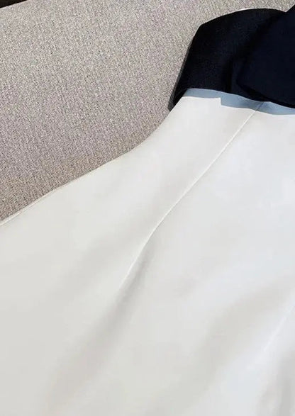 Witte Jurk met Diepe Hals en Zwarte Strik