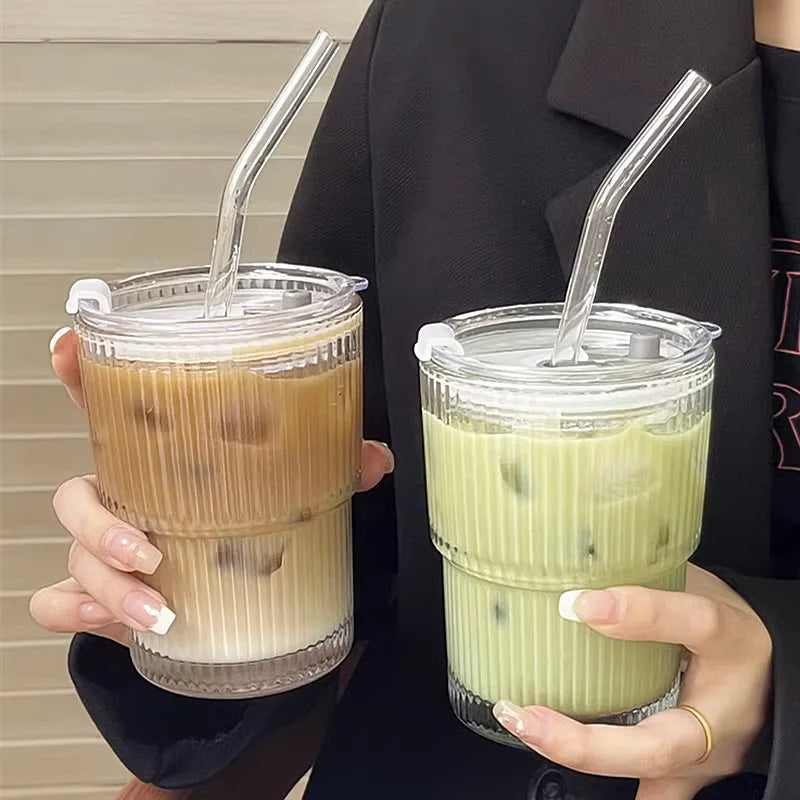 Geribbelde To-Go Beker met Rietje - Borosilicaatglas - Herbruikbare Drinkbeker voor Koffie & Thee - Warmteisolerend met Deksel - Draagbare Reisbeker voor Onderweg