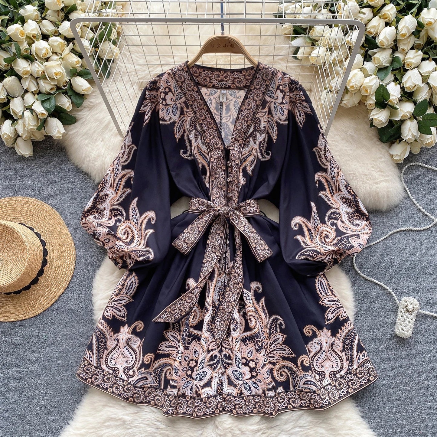 Vintage Korte Jurk met Pofmouwen en Diepe V-Hals