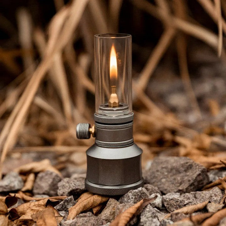 Vintage Campinglamp op Butaan met Verstelbare Vlam – Compact Buitenlicht voor Wandelaars en Avonturiers