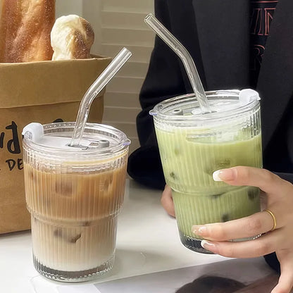Geribbelde To-Go Beker met Rietje - Borosilicaatglas - Herbruikbare Drinkbeker voor Koffie & Thee - Warmteisolerend met Deksel - Draagbare Reisbeker voor Onderweg