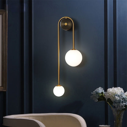 Goudkleurige Wandlamp met Wit Glazen Bol – Modern Scandinavisch Design voor Hal & Gang