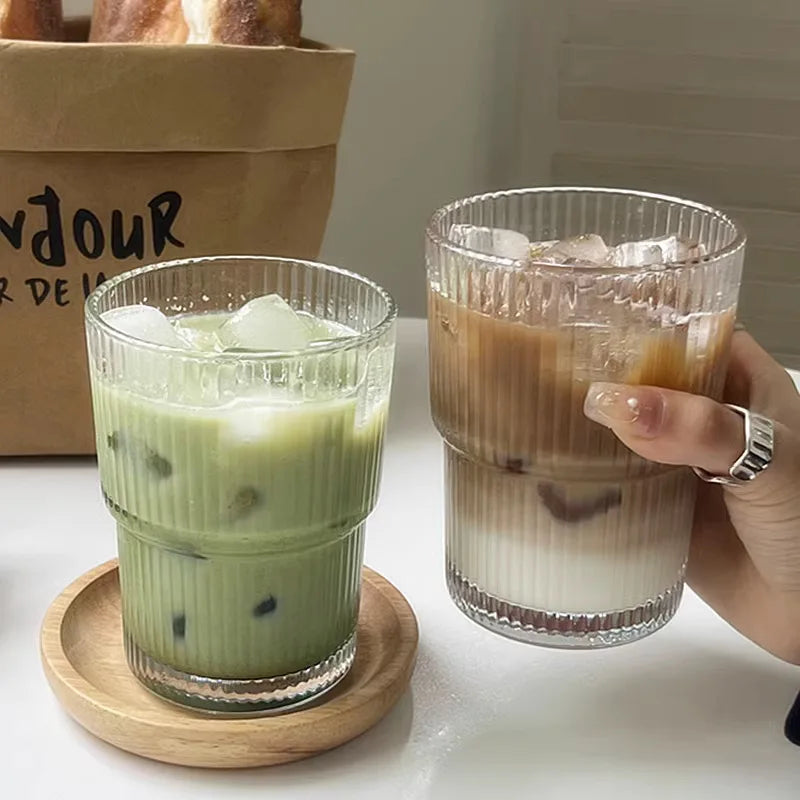 Geribbelde To-Go Beker met Rietje - Borosilicaatglas - Herbruikbare Drinkbeker voor Koffie & Thee - Warmteisolerend met Deksel - Draagbare Reisbeker voor Onderweg