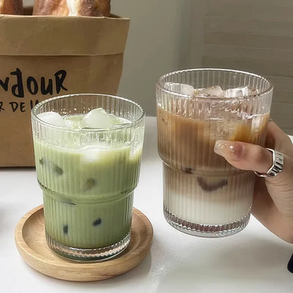 Geribbelde To-Go Beker met Rietje - Borosilicaatglas - Herbruikbare Drinkbeker voor Koffie & Thee - Warmteisolerend met Deksel - Draagbare Reisbeker voor Onderweg