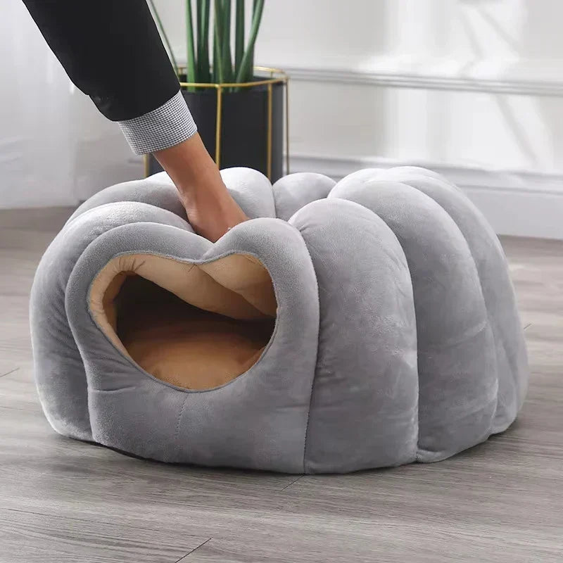 Gesloten Huisdierbed – Warm Pluche Design voor Katten en Kleine Honden
