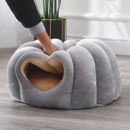 Gesloten Huisdierbed – Warm Pluche Design voor Katten en Kleine Honden