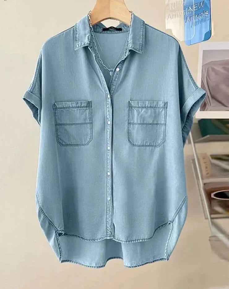 Korte Denim Blouse met Vrouwelijke Sieraad Details Moda Stijl - StudioMarella