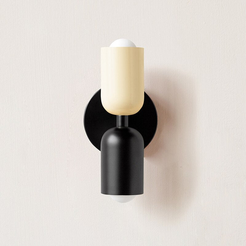 Moderne Wandlamp met Kleurrijke Kap – Glazen Lichtpunt voor Levendige Ruimtes