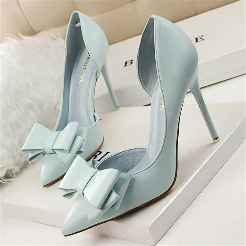 Pumps met Strik Detail en Puntige Neus Elegante Stijl