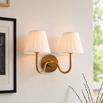 Wandlamp met Geplisseerde Stoffen Kap – Klassieke Verlichting voor Slaapkamer en Woonkamer