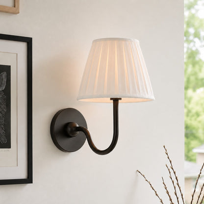 Wandlamp met Geplisseerde Stoffen Kap – Klassieke Verlichting voor Slaapkamer en Woonkamer