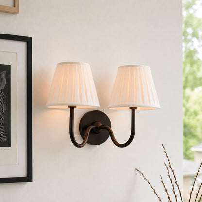 Wandlamp met Geplisseerde Stoffen Kap – Klassieke Verlichting voor Slaapkamer en Woonkamer