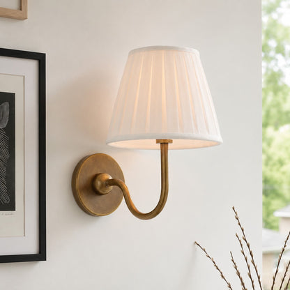 Wandlamp met Geplisseerde Stoffen Kap – Klassieke Verlichting voor Slaapkamer en Woonkamer