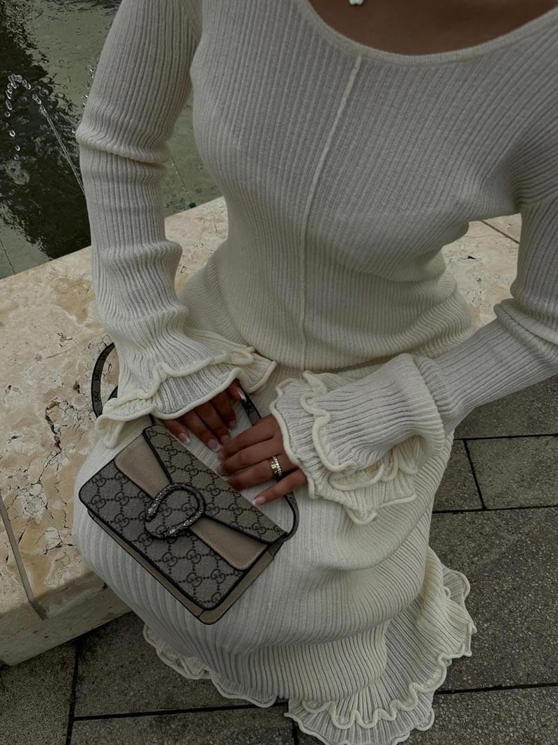 Elegante Jurk met Ruches en Uitlopende Zoom Lange Midi Jurk