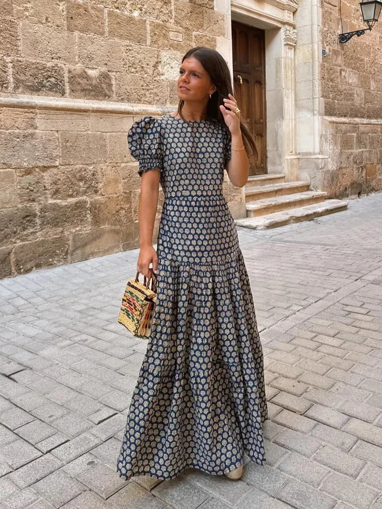 Retro Jurk met Bloemenprint en Vrouwelijke Pasvorm - StudioMarella