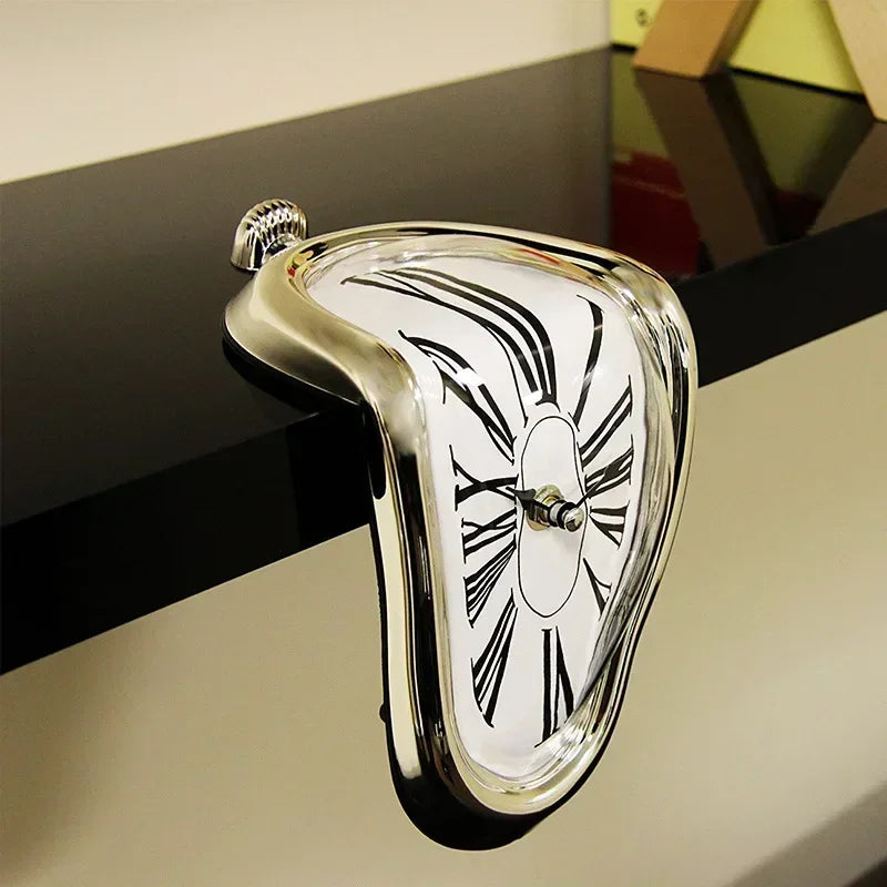Smeltende Klok Salvador Dali Stijl 18x12x15cm Kunststof Aluminium Surrealistisch Decoratief Uurwerk Plank Tafel Woonkamer Cadeau
