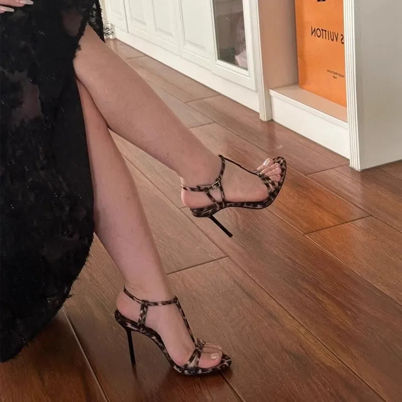 Leopard Sandalen met Hoge Hak en Glamour Look
