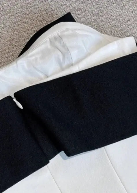Witte Jurk met Diepe Hals en Zwarte Strik