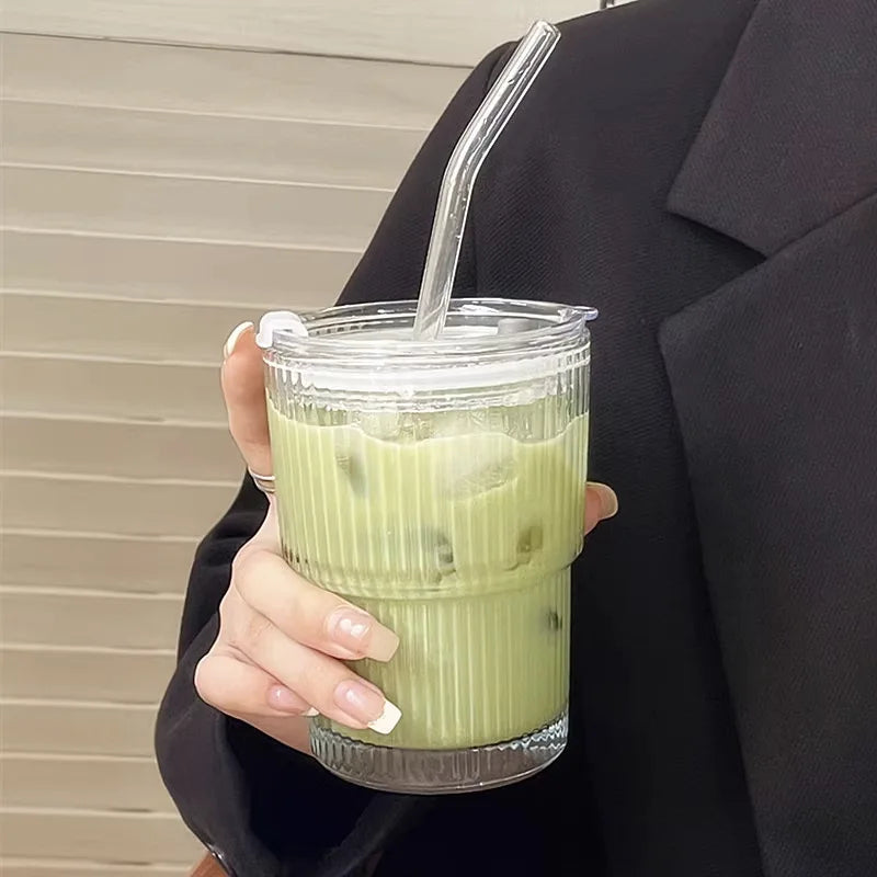 Geribbelde To-Go Beker met Rietje - Borosilicaatglas - Herbruikbare Drinkbeker voor Koffie & Thee - Warmteisolerend met Deksel - Draagbare Reisbeker voor Onderweg