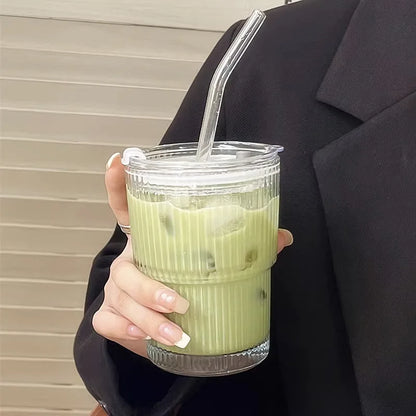 Geribbelde To-Go Beker met Rietje - Borosilicaatglas - Herbruikbare Drinkbeker voor Koffie & Thee - Warmteisolerend met Deksel - Draagbare Reisbeker voor Onderweg