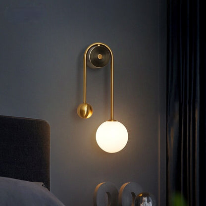 Goudkleurige Wandlamp met Wit Glazen Bol – Modern Scandinavisch Design voor Hal & Gang