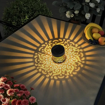 Sfeerlantaarn op Zonne-energie met Schaduwprojectie - IJzeren Tuinlamp IP65 - Warm Wit Licht voor Buiten - Automatische Schemersensor - Wandmontage of Vrijstaand