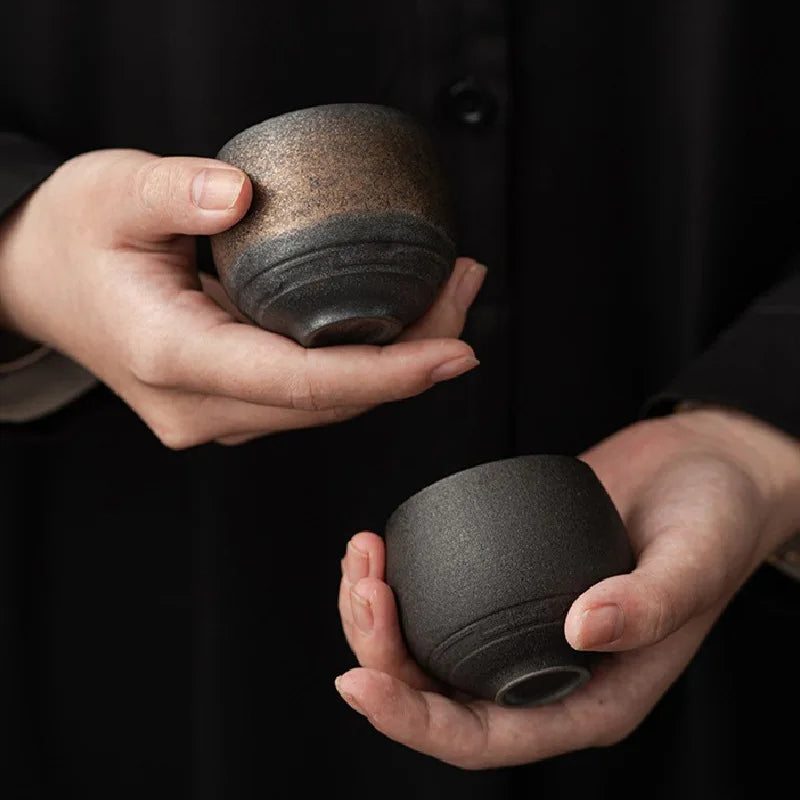 Handgemaakte espressokopjes van ambachtelijk keramiek voor espresso en koffieritueel