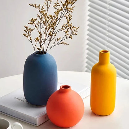 Keramische Vaas met Handgeschilderde Scandinavische Motieven – Decoratieve Bloemenvaas voor Woonkamer en Tafel