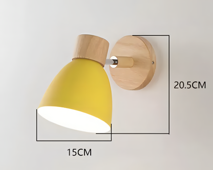 Scandinavische houten wandlamp met warm licht en trekkoordschakelaar voor rustige interieurs