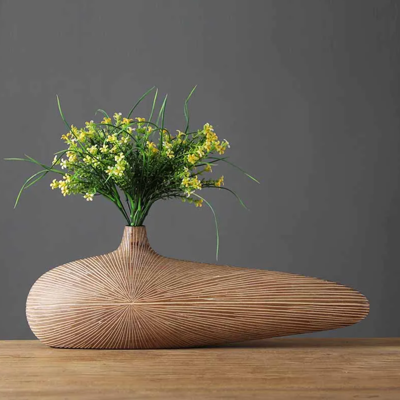 Decoratieve Gebeeldhouwde Vaas in Zandsteenstijl – Handgevormde Woondecoratie voor Bloemen & Styling
