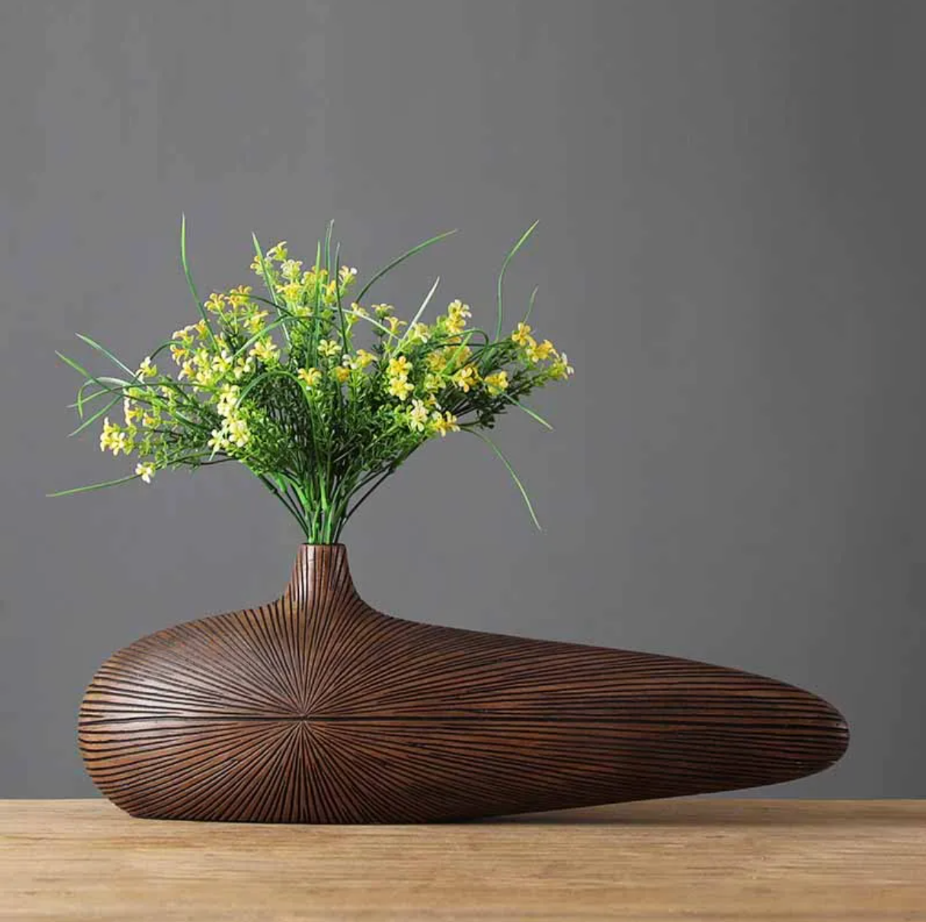 Decoratieve Gebeeldhouwde Vaas in Zandsteenstijl – Handgevormde Woondecoratie voor Bloemen & Styling