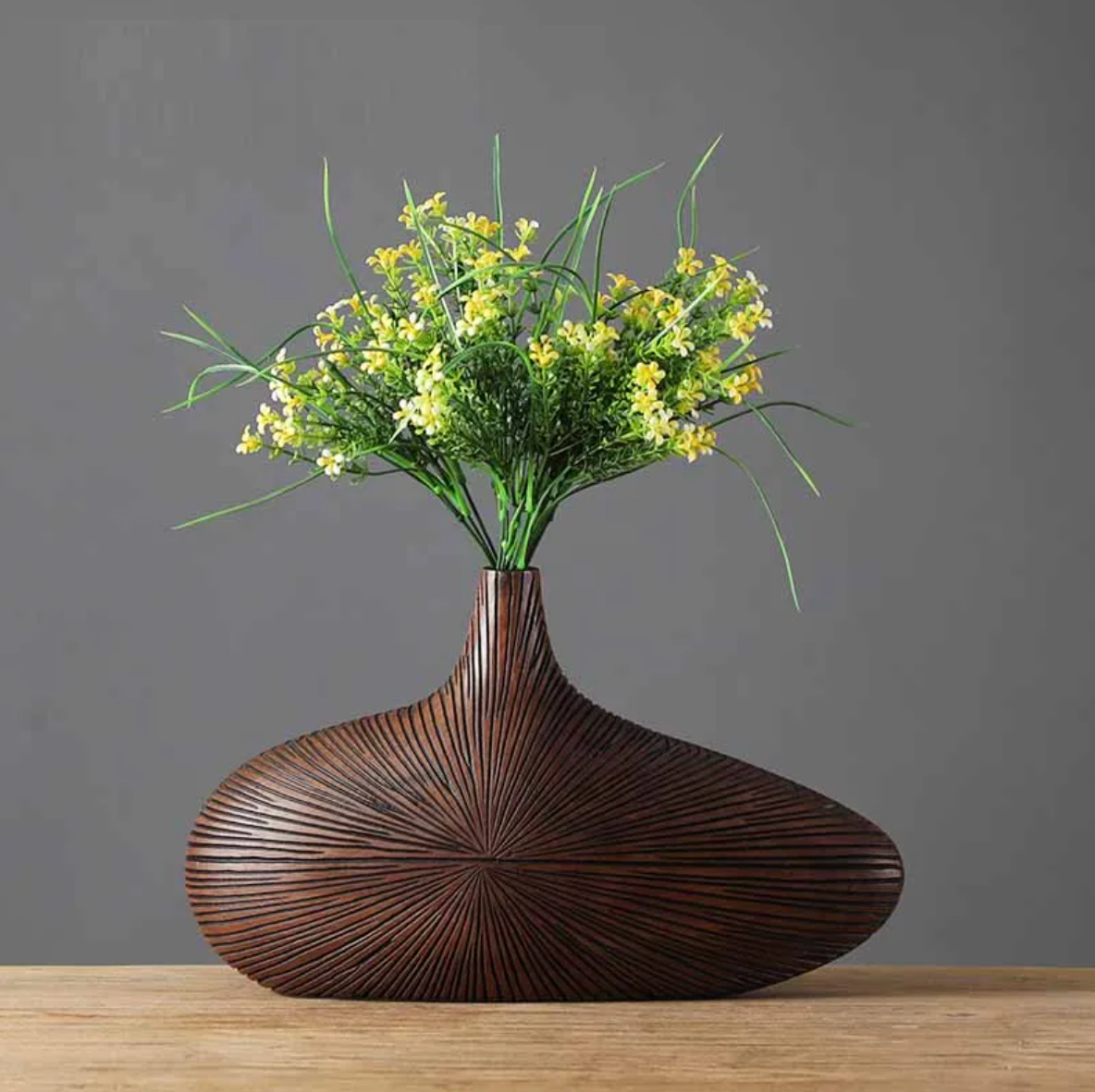 Decoratieve Gebeeldhouwde Vaas in Zandsteenstijl – Handgevormde Woondecoratie voor Bloemen & Styling