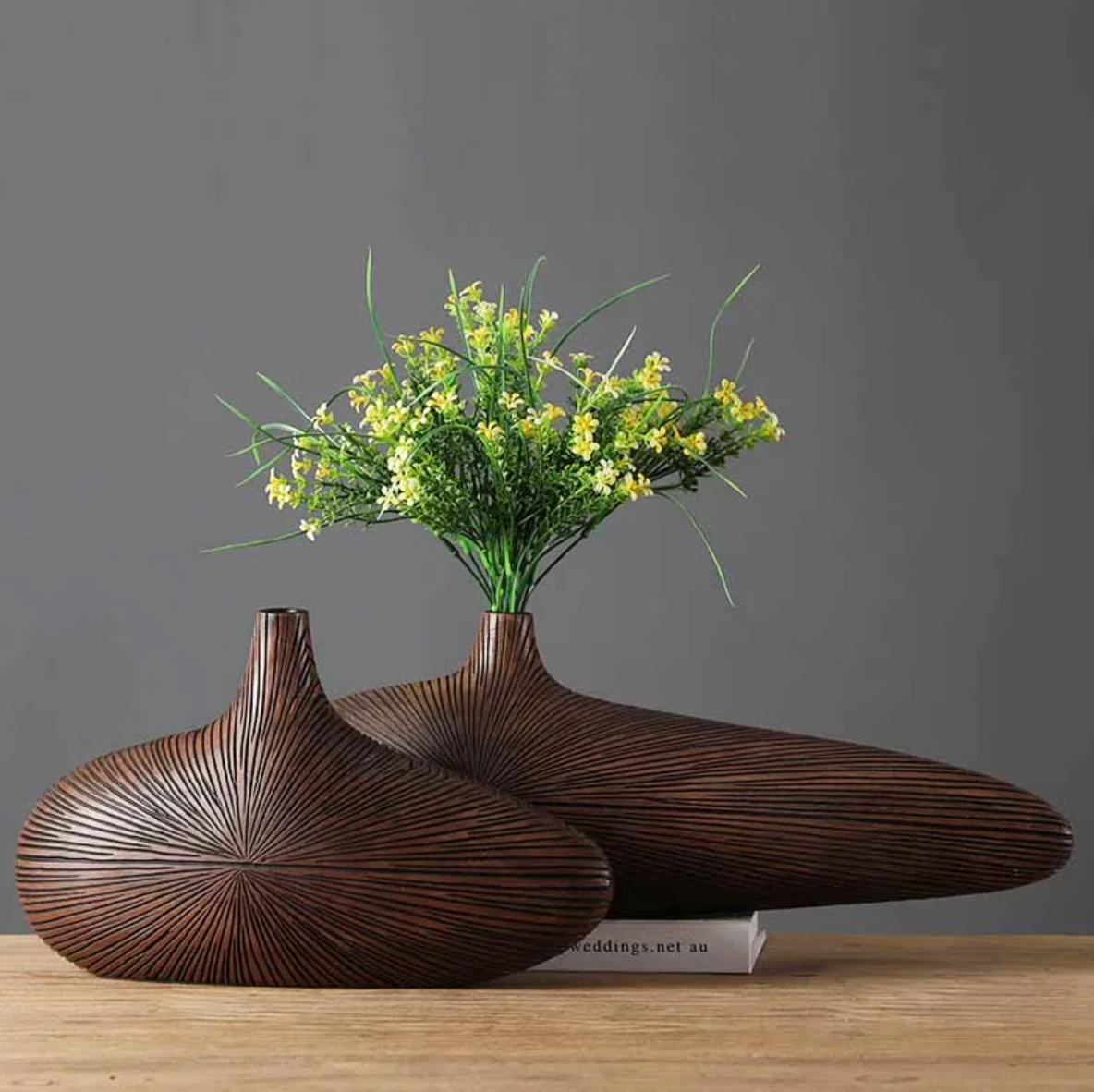 Decoratieve Gebeeldhouwde Vaas in Zandsteenstijl – Handgevormde Woondecoratie voor Bloemen & Styling