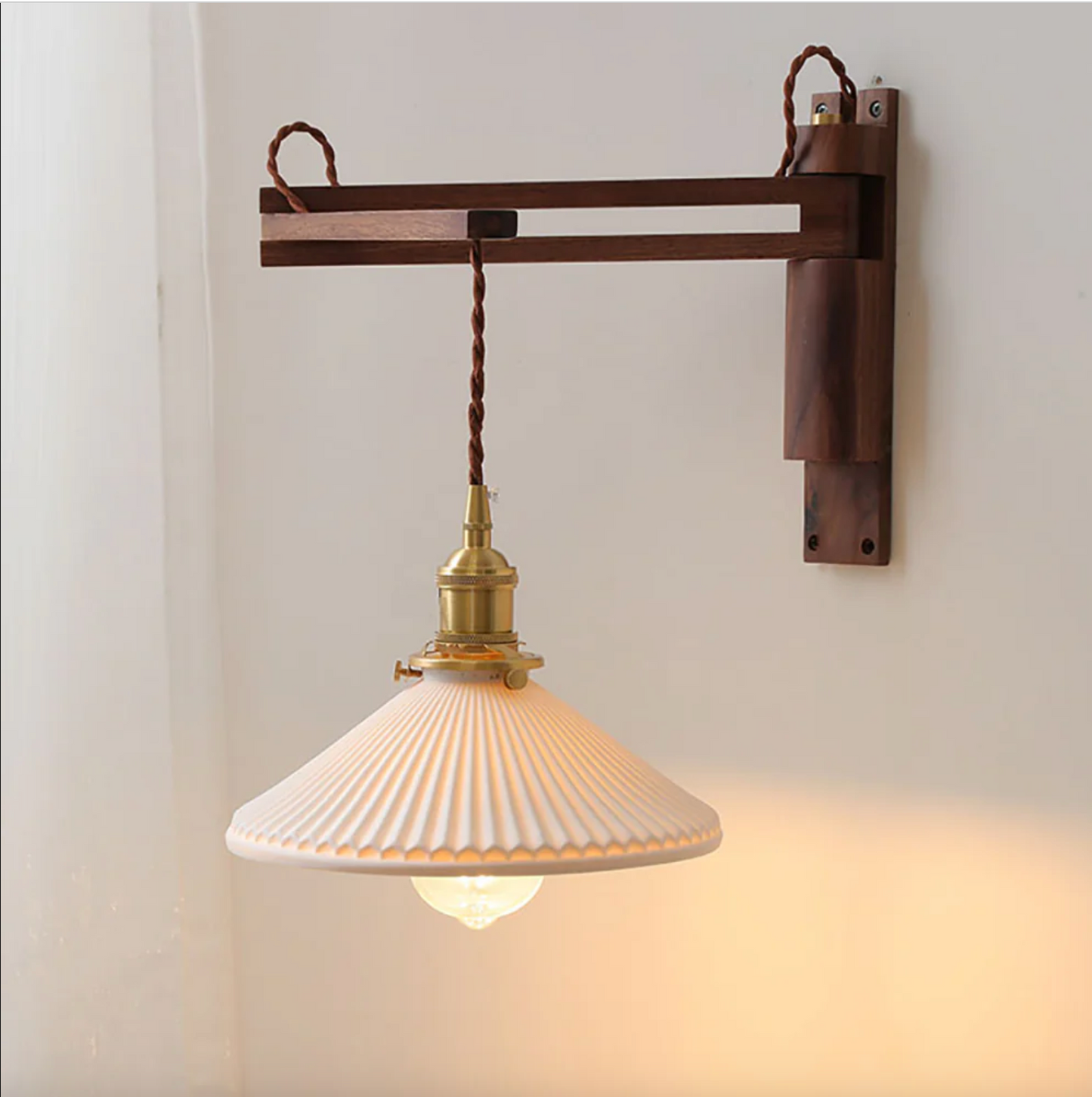 Verstelbare Houten Wandlamp met Keramieke Kap – Landelijke Stijl met Knopschakelaar