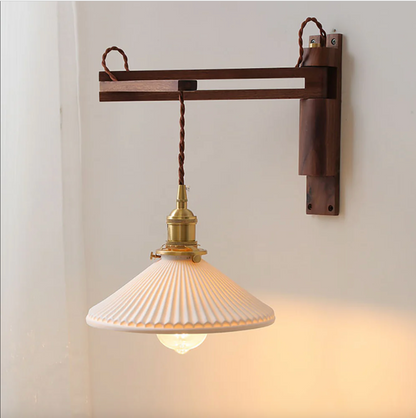 Verstelbare Houten Wandlamp met Keramieke Kap – Landelijke Stijl met Knopschakelaar